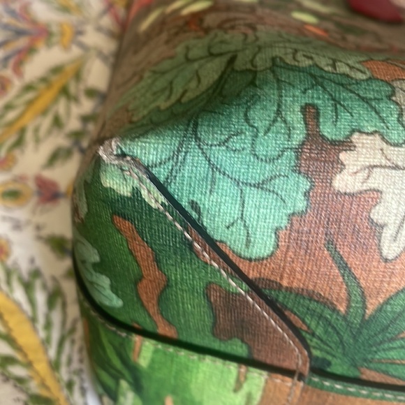 Authentic Gucci Tian Shoulder Bag - Picture 4 of 15